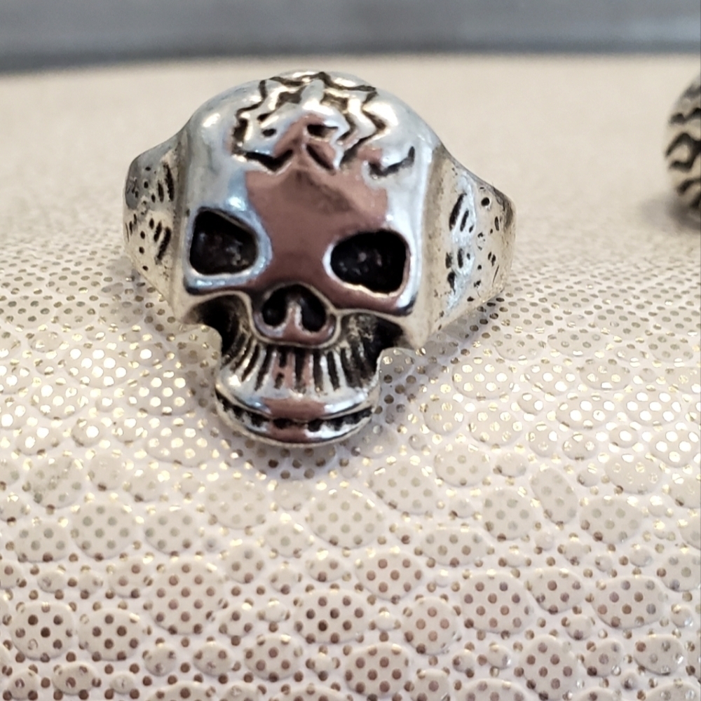 💚5/$25 Bundle Lot Of 3 Silver & Black Toned Skull Ring Set Size 7, 7.5 & 8 - Picture 2 of 4